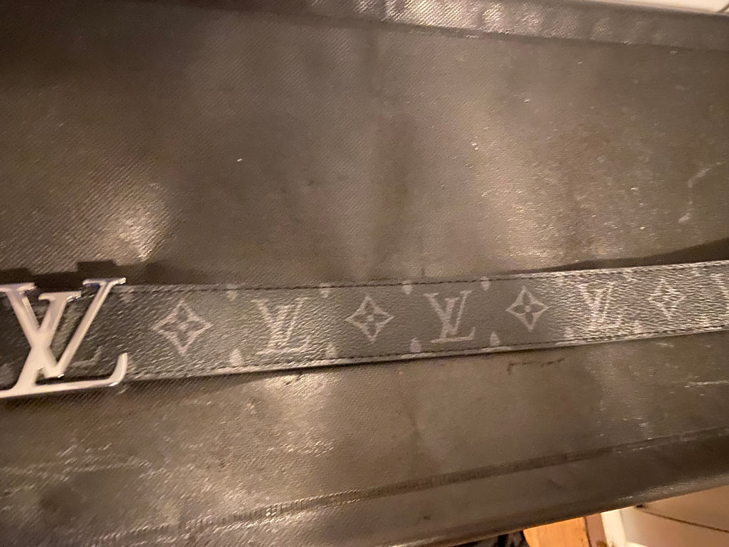 Black Lv belt, silver buckle/logo!