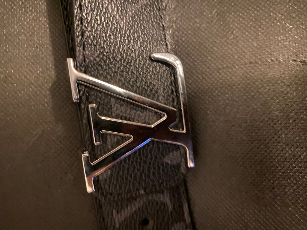 Black Lv belt, silver buckle/logo!