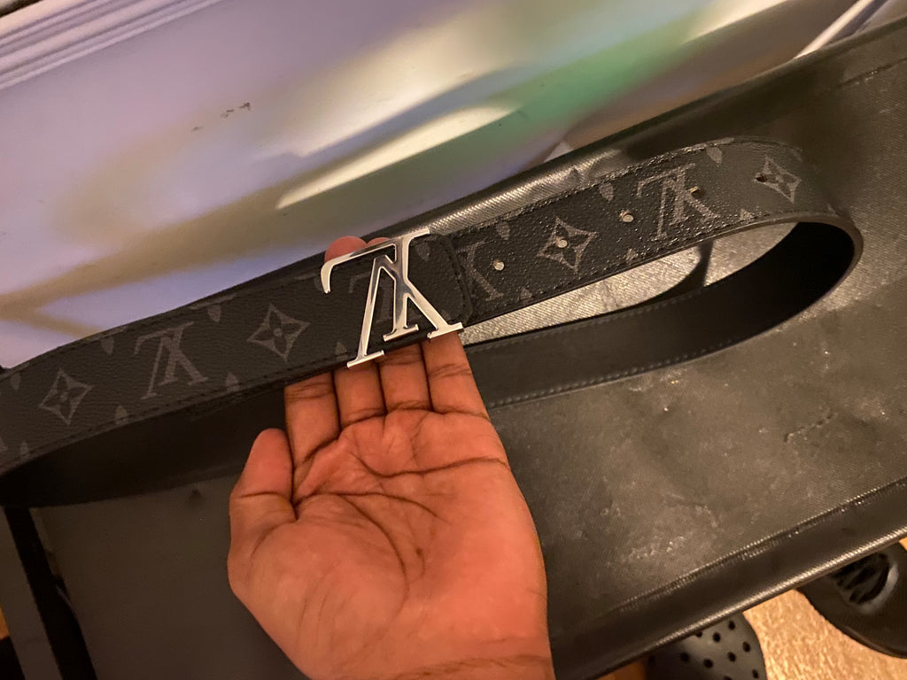 Black Lv belt, silver buckle/logo!