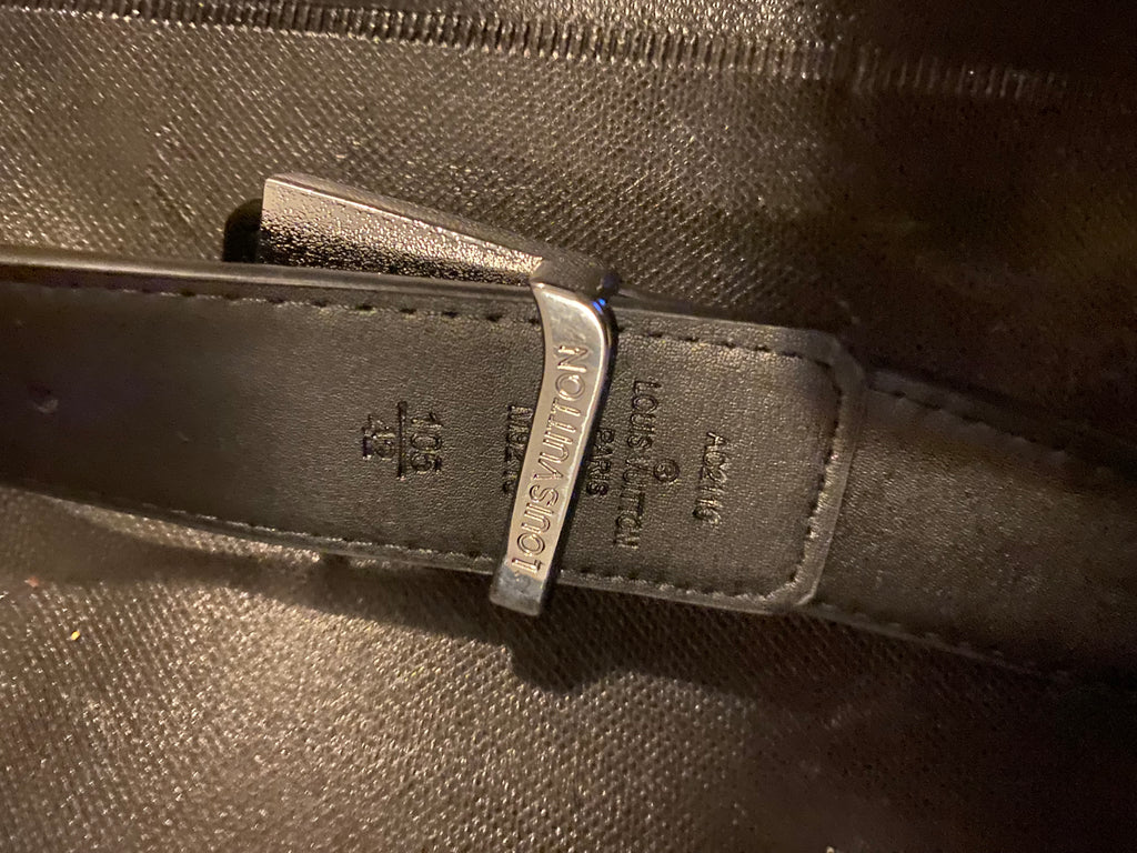Black Lv belt, silver buckle/logo!