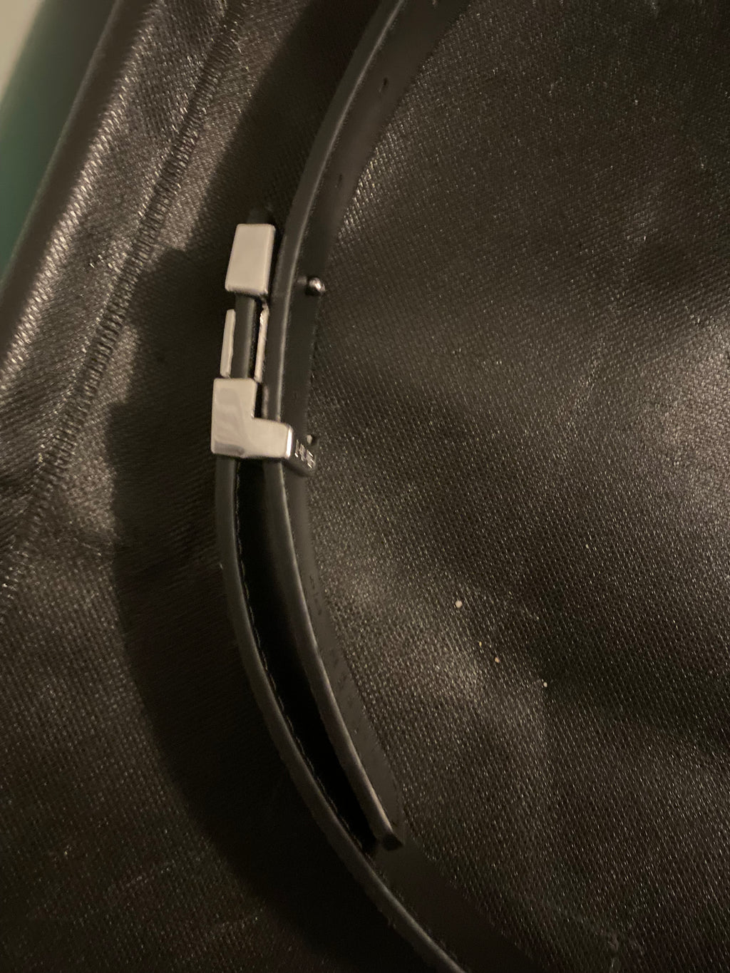 Black Lv belt, silver buckle/logo!